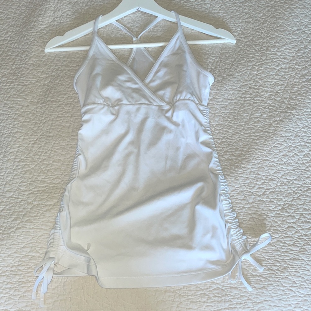 Lululemon Tank top, cinched sides with a mesh back and built in bra.